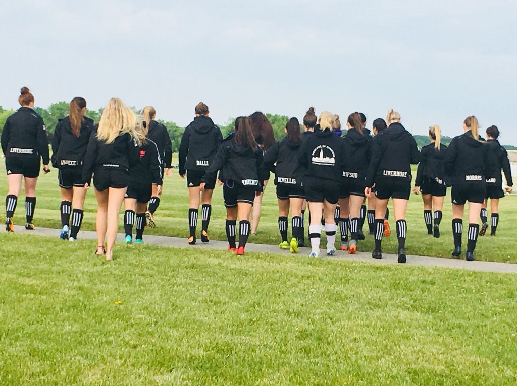 lauri_gulley's tweet photo. Two huge WINS for the @SMCDSB_PET PANTHERS today! QUARTER FINALS tonight. #ofsaa2018 #panthersoccer #teamgoals @cupello_ben https://t.co/ODol9WPZis