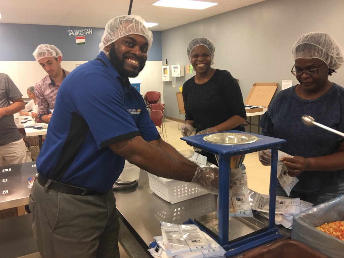 EcolabFdn's tweet photo. We love to see our @Ecolab employees volunteering in their communities.  Our Naperville EcoEssence ERG packed over 24,800 meals recently for @fmsc_org! #ECLteam #Ecolabgives https://t.co/vIcl2nLT2s