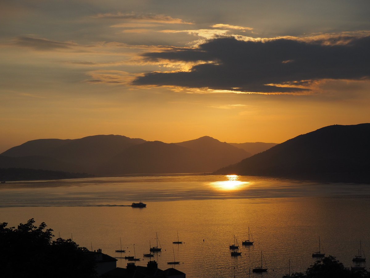 StephenAHenry's tweet photo. Sailing from #Dunoon to #Gourock across the #RiverClyde tonight 

What a stunning #Sunset and #View 

@ArgyllFerries https://t.co/MFCqIhtI8w