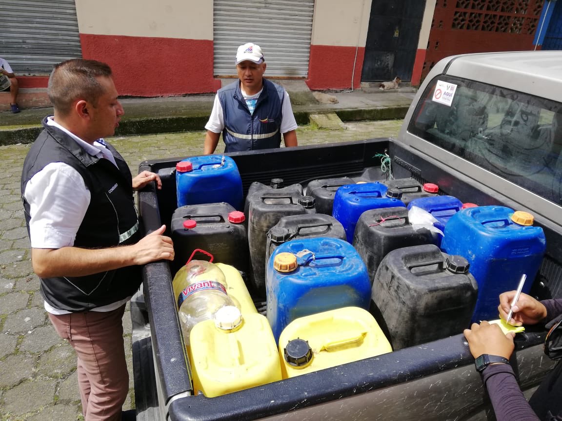 gobertsachila's tweet photo. #Seguridad | Operativo de control de PAF y de LICOR ARTESANAL 

7 establecimientos fueron citados, además se decomisó aproximadamente 400 litros de licor artesanal, logrando de esta manera sacarlo del expendió ilegal #TrabajamosJuntos @verduga_mary @MinInteriorEc https://t.co/i0UkNVsVQ7