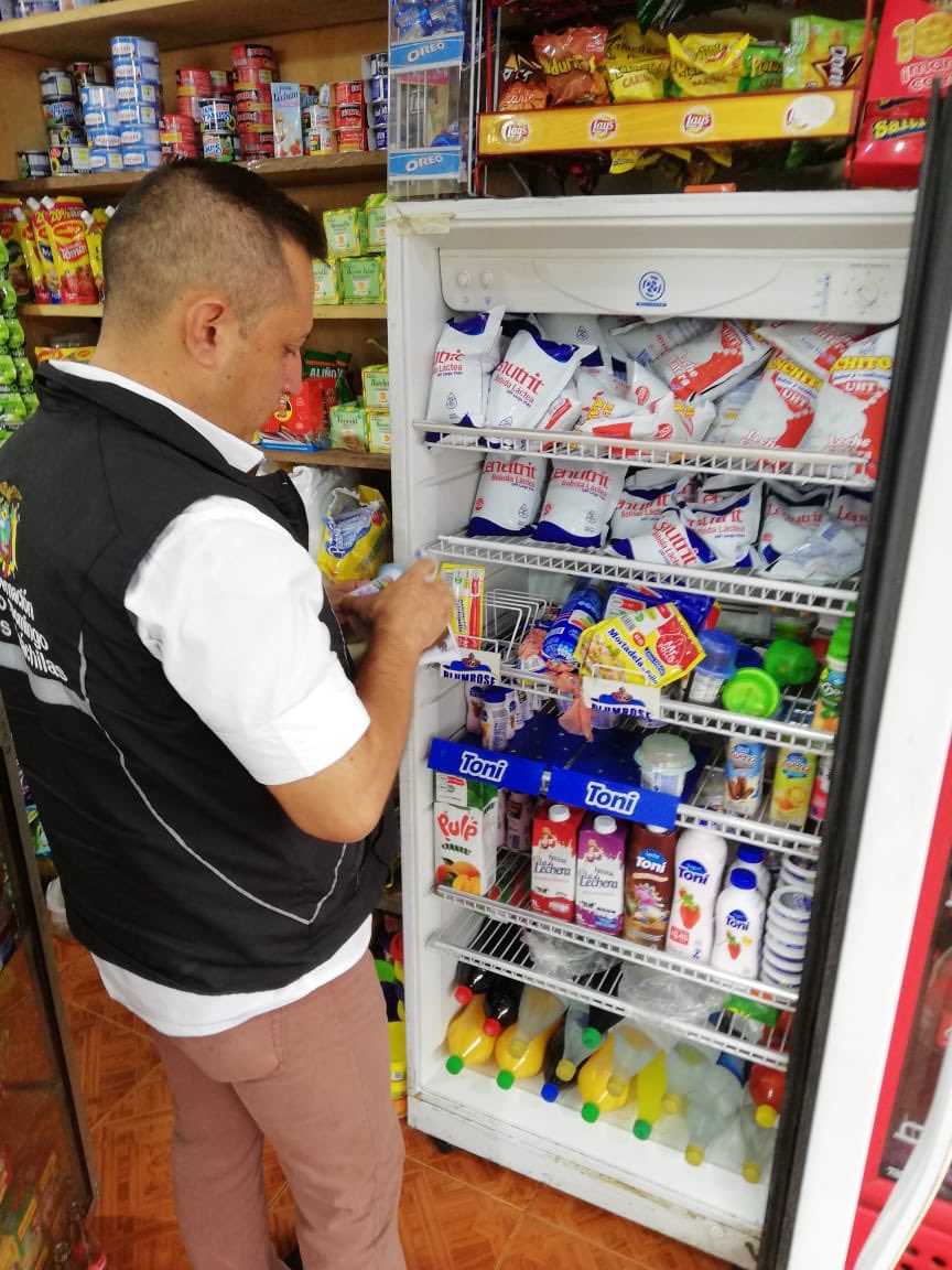 gobertsachila's tweet photo. #Seguridad | Operativo de control de PAF y de LICOR ARTESANAL 

7 establecimientos fueron citados, además se decomisó aproximadamente 400 litros de licor artesanal, logrando de esta manera sacarlo del expendió ilegal #TrabajamosJuntos @verduga_mary @MinInteriorEc https://t.co/i0UkNVsVQ7