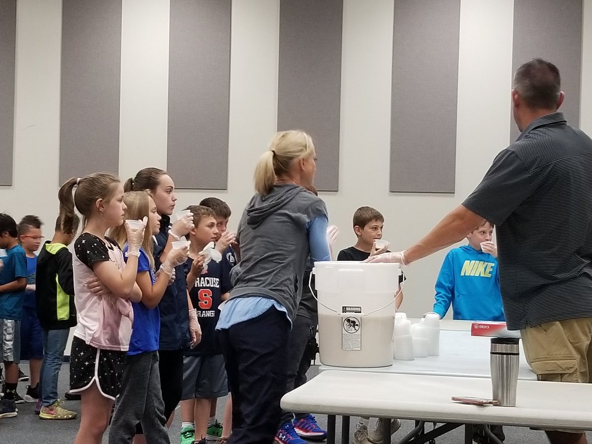 victorskoolcafe's tweet photo. Our 5th grade students were taught how to make and treated to samples of smoothies, homemade salsa and fresh fruit kabobs as part of the healthy living days program. Thank you to the Wegman Chefs and parent volunteers who helped make this a success! https://t.co/WcyXT2ZS9E