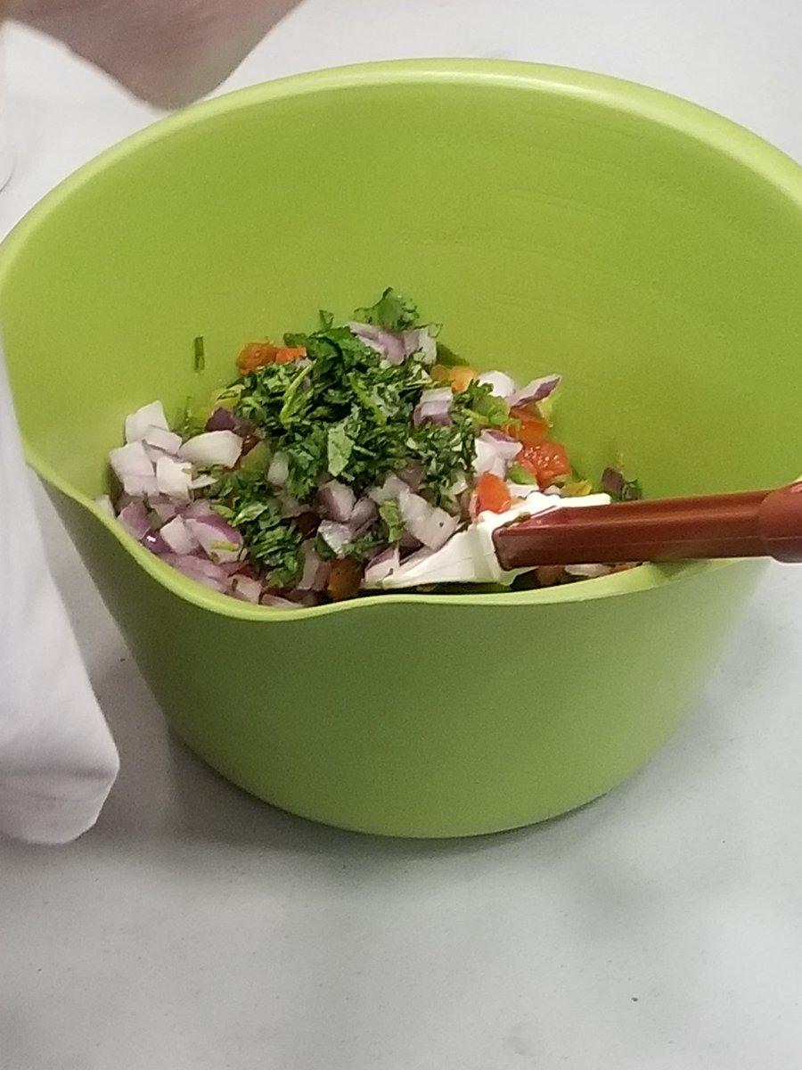 victorskoolcafe's tweet photo. Our 5th grade students were taught how to make and treated to samples of smoothies, homemade salsa and fresh fruit kabobs as part of the healthy living days program. Thank you to the Wegman Chefs and parent volunteers who helped make this a success! https://t.co/WcyXT2ZS9E