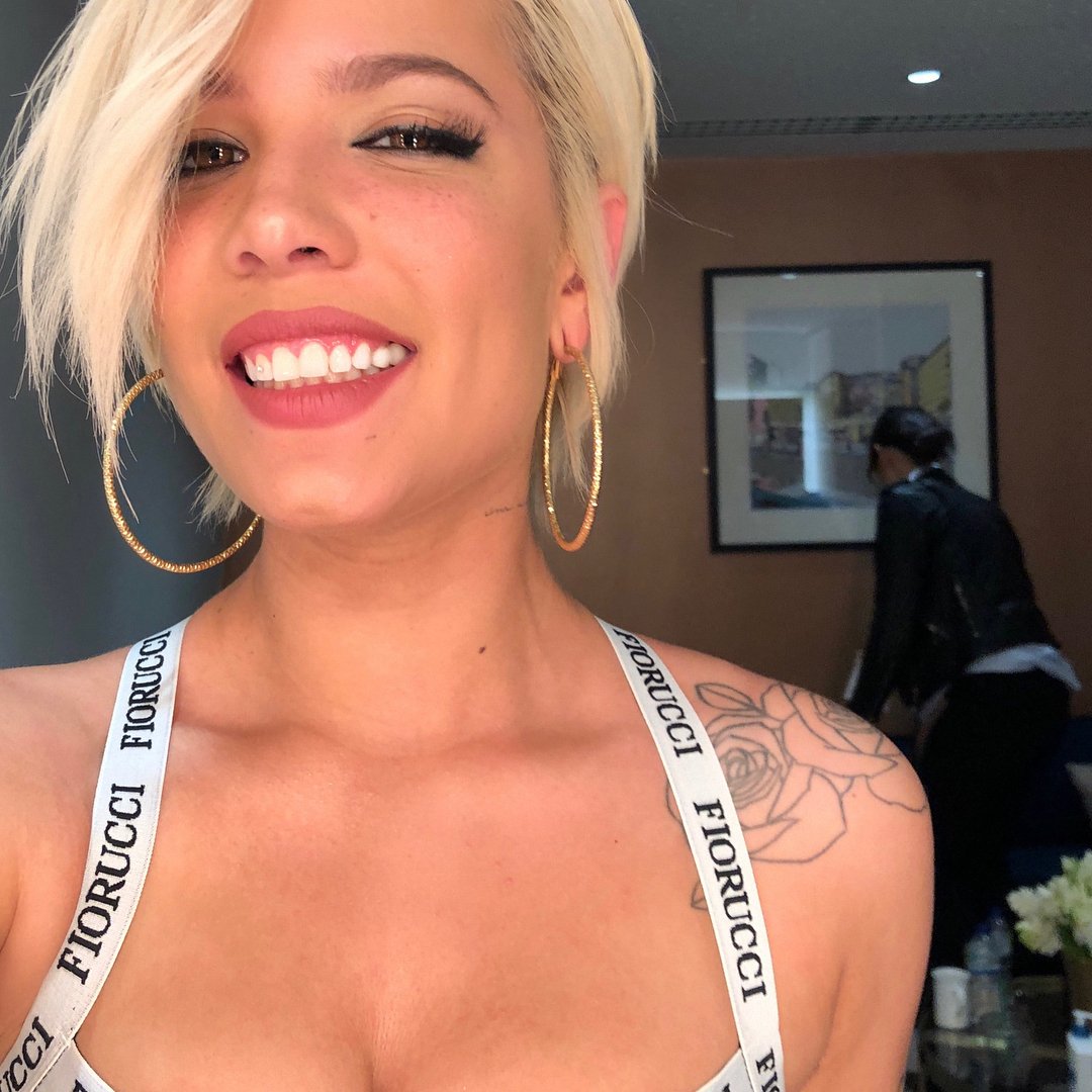 Can I Just Say That Ash Looks HOT As A Blonde,Dont Change Ur Hair Ash,U Better Not😁