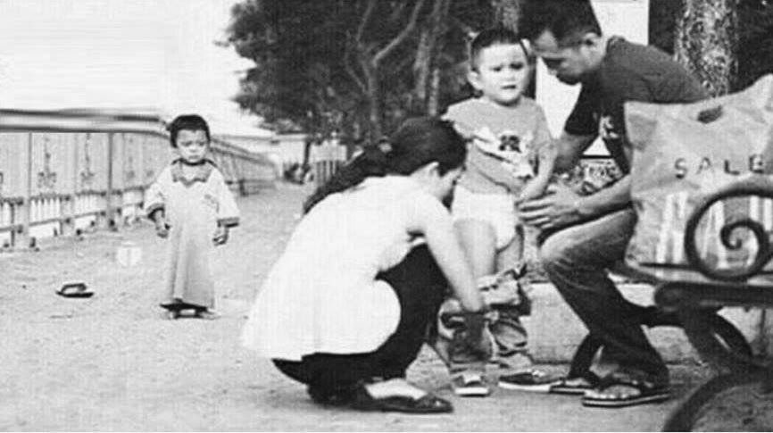 ينظر إليهم وهو يتمنى ذلك الاهتمام المحروم منه.. إنه اليتيم فلا تتركوه وحيداً.