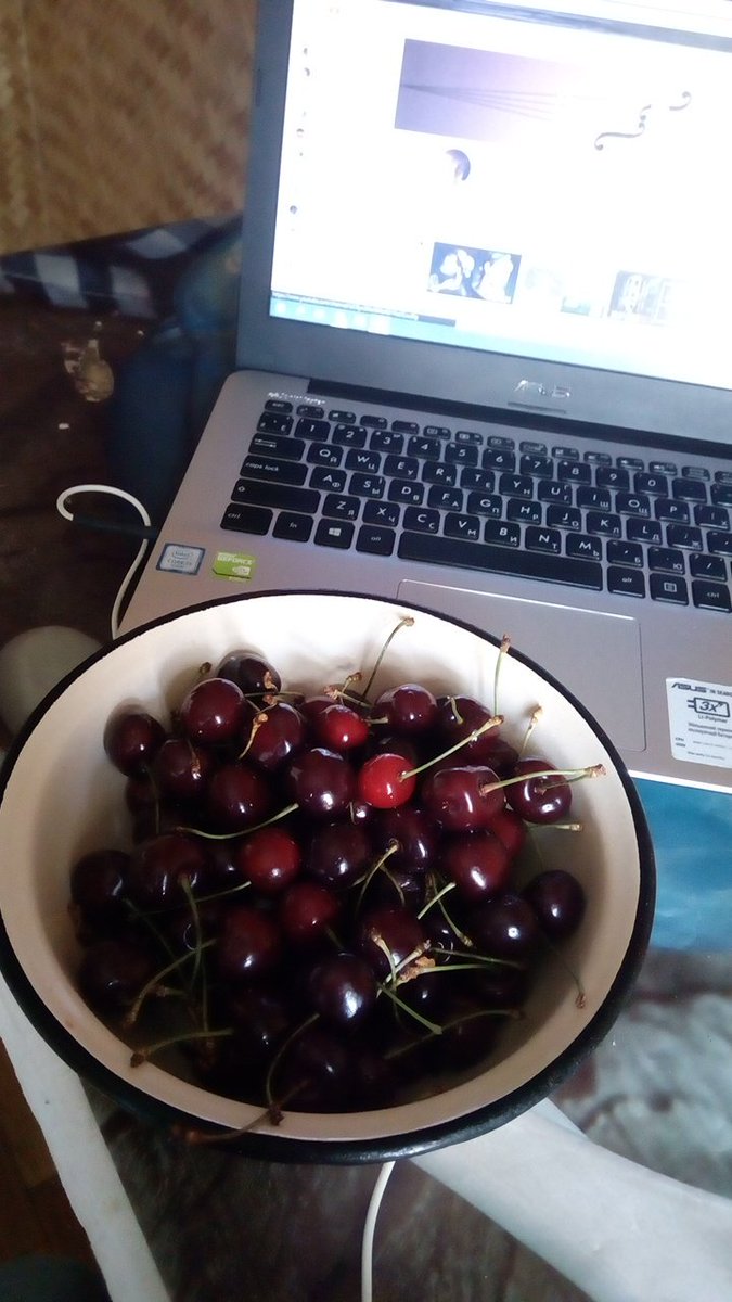 Ianatomlinson's tweet photo. The perfect night snack 😻 Good night c: https://t.co/cYZFVxnrkx