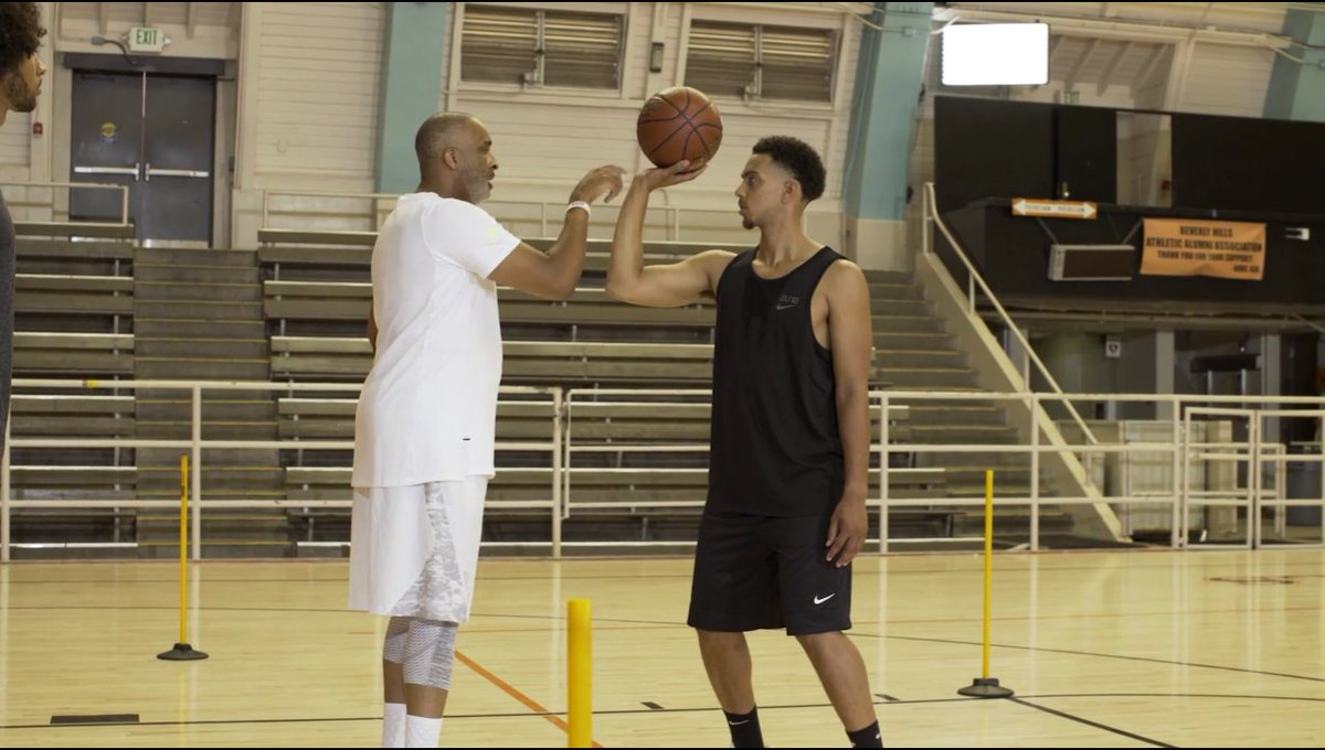 StarVizn's tweet photo. "Every shooter has a box, right shoulder, vertically to about the top of the head, across to your other shoulder &amp; back down"...says #PhilHandy "Once your elbow gets outside your box you're in trouble." Learn shooting mechanics like this on @StarVizn #lebronjames #NBA #jumpshot https://t.co/vWHhtIAPxy