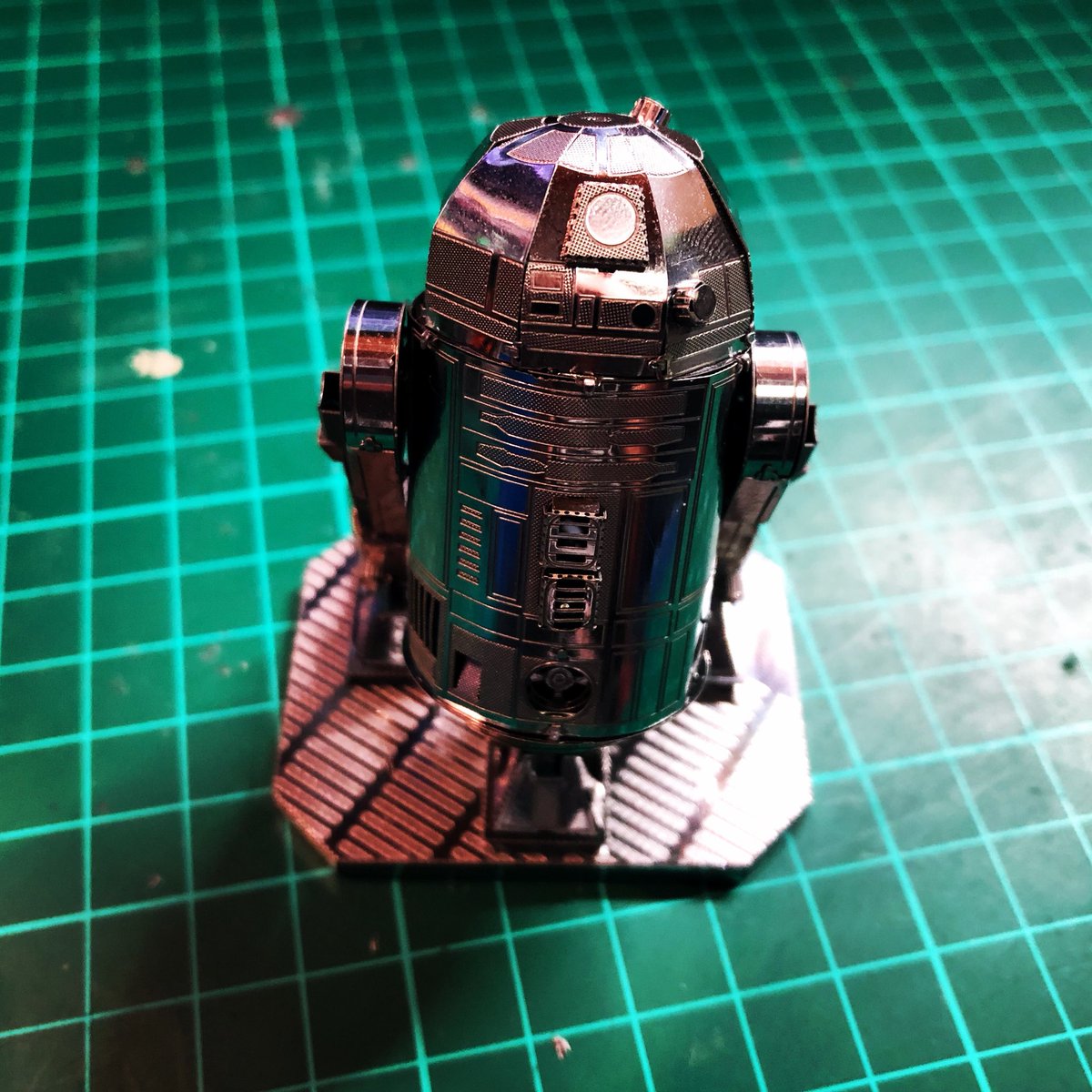 xsimnl's tweet photo. Hier unser Ergebniss des heutigen Streams. Hat mich zwischenzeitlich schon Nerven gekostet der Arsch..
#starwars #r2d2 #metalearth #steelmodel #build #fascination #ganze6,5cm https://t.co/EFyctwSxBn