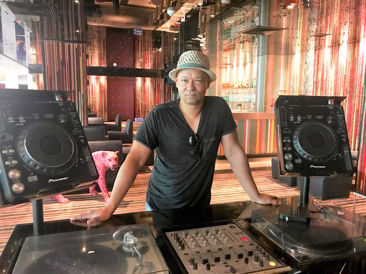 Hit_Refresh's tweet photo. Keep the love coming for @Dj_Strat3gy using #VeteransDigDeep as we get things set for @TheRudeman_'s 3-hour-long set. #HitRefresh https://t.co/rmFuDaPnD5
