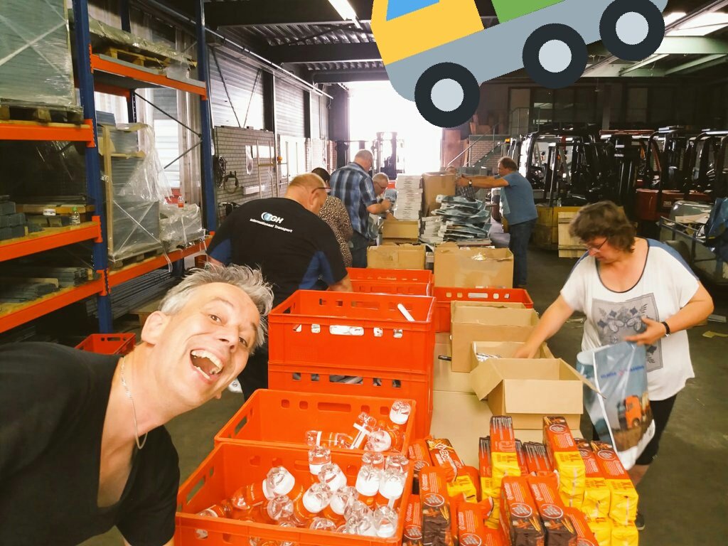 LucBeld's tweet photo. Vandaag topdrukte qua recreatie!
1. Erik Braamhaar Toernooi
2. Voorbereiding TruckRun, wij zijn klaar voor de mooie dag van morgen!
3. Draai je eigen bar, #ColckHof

https://t.co/U5KD07Nz0I
@TukkerTruckers 
@DTZC 
@GVeldscholte https://t.co/o8k2m67Eel