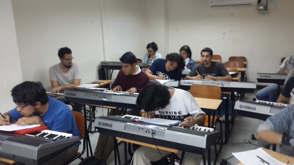 produdom's tweet photo. Mis alumnos de Composición de la @uartesec trabajando en la creación de un Pasillo ecuatoriano como primer examen del semestre.
#Ecuador #Guayaquil #MusicadelEcuador #Universidaddelasartes https://t.co/Ki1iGntmX7