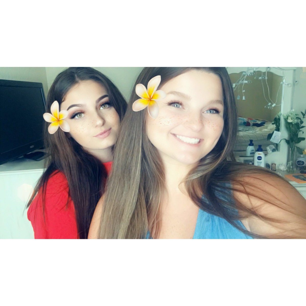 theloryn's tweet photo. Happy #NationalBestFriendsDay to some of the coolest people I know! Thanks for being in my life 😊 https://t.co/gIUhRSPaP7