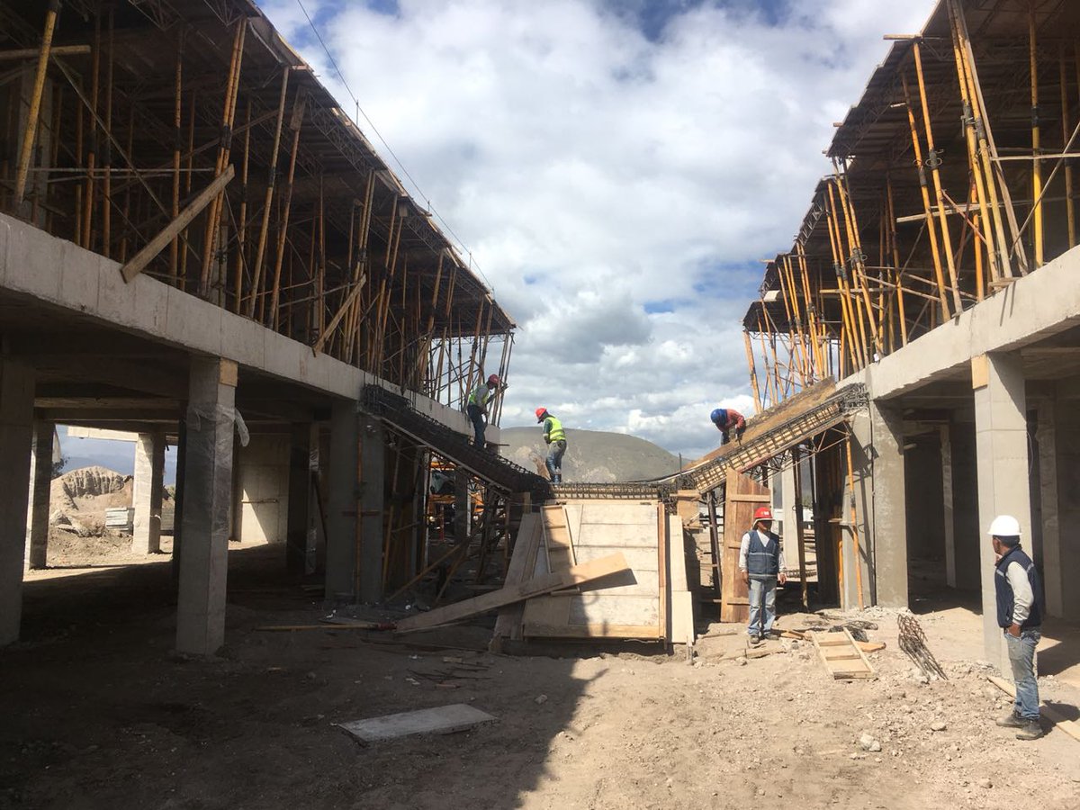 SECOB_Ec's tweet photo. La Educación es sinónimo de progreso. Gracias al apoyo del “Gobierno de Todos” seguimos construyendo infraestructura en beneficio de niños y jóvenes. En Pichincha ejecutamos la Unidad Educativa del Milenio Mitad del Mundo que tiene un avance del 48.51%. @Lenin @Presidencia_Ec https://t.co/fyjRIftMMY