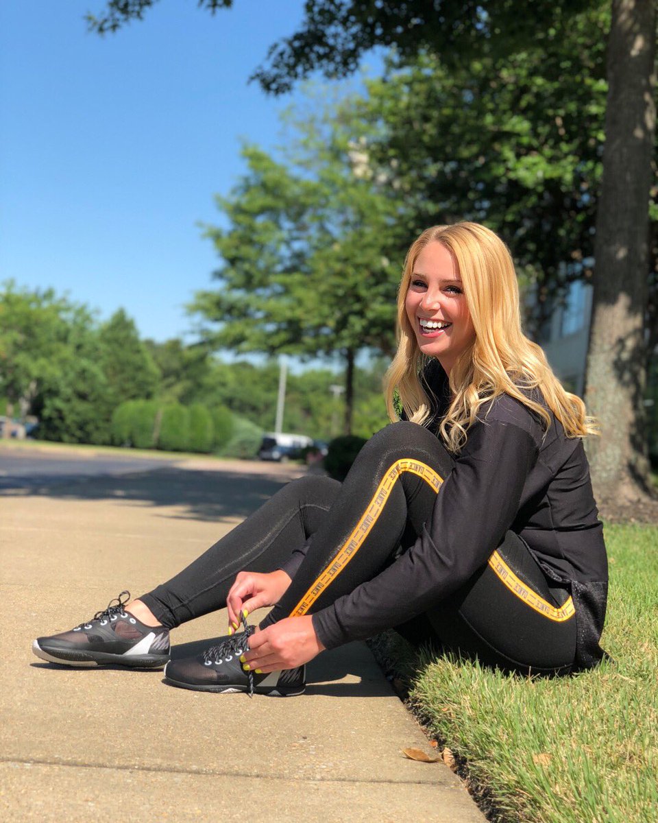 VarsityFashions's tweet photo. It’s ⏰ to mesh up your Game Day wardrobe. For more #VarsityStyle you can wear on Game Day and every day >> https://t.co/1hNbaVRsFI https://t.co/FRuSTnJosK