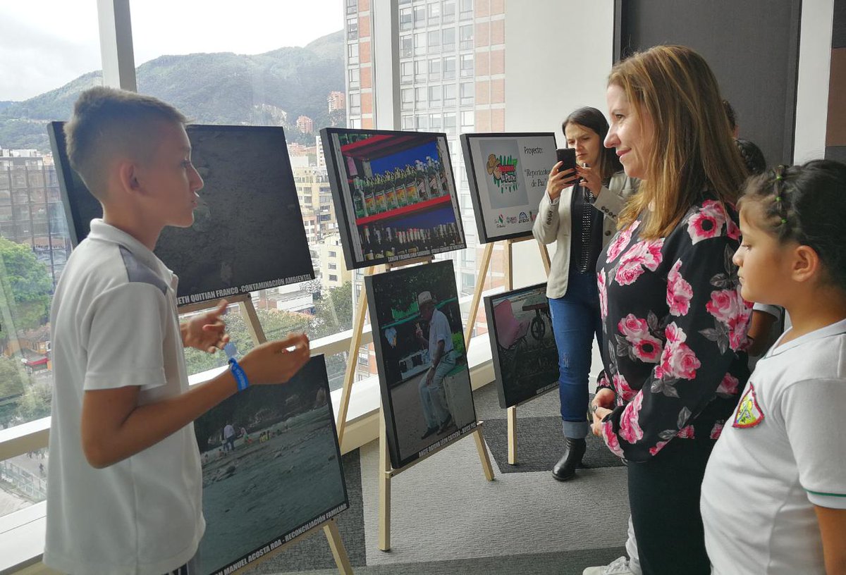 PaulaGaviriaB's tweet photo. Feliz de compartir con los 'Reporteritos de Paz' de Mesetas. Niños y niñas son razón inequívoca para perseverar y persistir en la construcción de #PazConDDHH.
Coincido con ellos: "La paz es de colores, es incluir a todos. Reconciliarse con quienes estuvieron en la guerra" 🇨🇴🕊 https://t.co/BuTt1eYCqQ