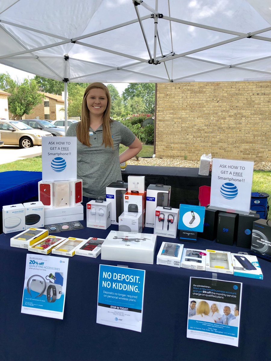 Team__TCo's tweet photo. Chloe Cage representing Town and Country well! It was a hot day for some hot deals from AT&amp;T!! #MidStatesProud #LifeAtATT @lt219r @woolverton_b @Shanna_Dearden https://t.co/AhXM0hNI2H