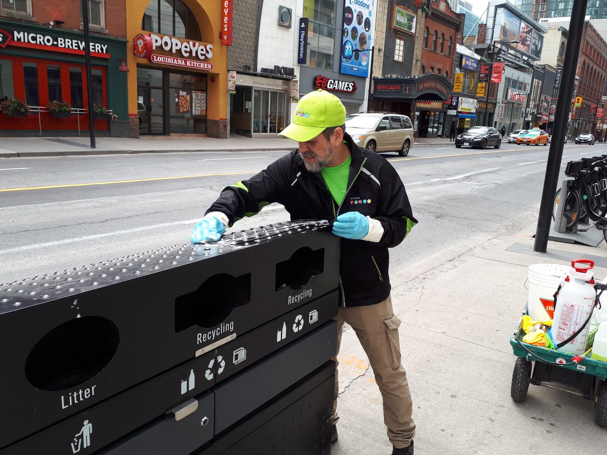 DowntownYonge's tweet photo. Our #CleanStreetsTeam finished cleaning messy litter receptacles on Yonge St today so you can enjoy your walk that much more! 😊 #YongeCleans #YongeLove https://t.co/FL4xMi9AFo
