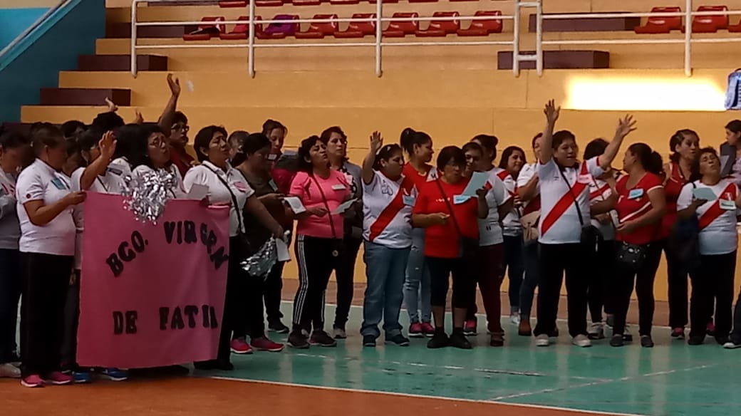 ManuelaRamos's tweet photo. TRUJILLO (Moche):  Más de 100 socias de CrediMujer @ManuelaRamos participan en jornada de Bancos Comunales con servicios de prevención de la salud, deportes y haciendo #MemoriaFeminista en Exposición fotos y documentos @ManuelaRamos 40 años caminando x la Igualdad. https://t.co/1aYLG3kYNL