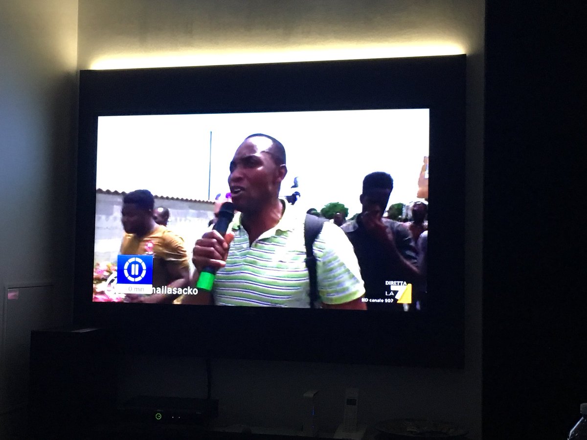 GabbrigianMan's tweet photo. Sentire “ chi tocca uno tocca tutti “ e “ schiavi? mai! “ ti fa alzare dal divano e applaudire come istinto naturale.

#sackosoumaila
#propagandalive https://t.co/Brtyebz0S5