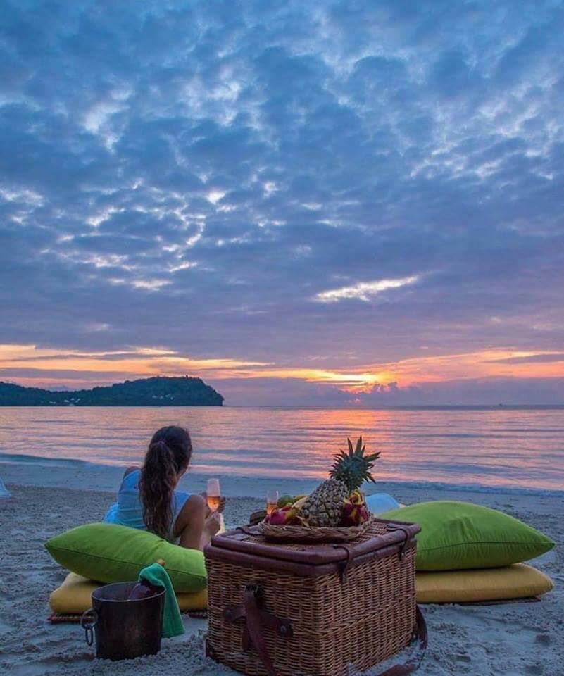 Birkaç yüzyıl
yaşayacakmış gibi
gelmiyorsun hâlâ...
Senin vaktin varsa,
benim ömrüm yok.
Bunu bil... 

Emre Gökçe