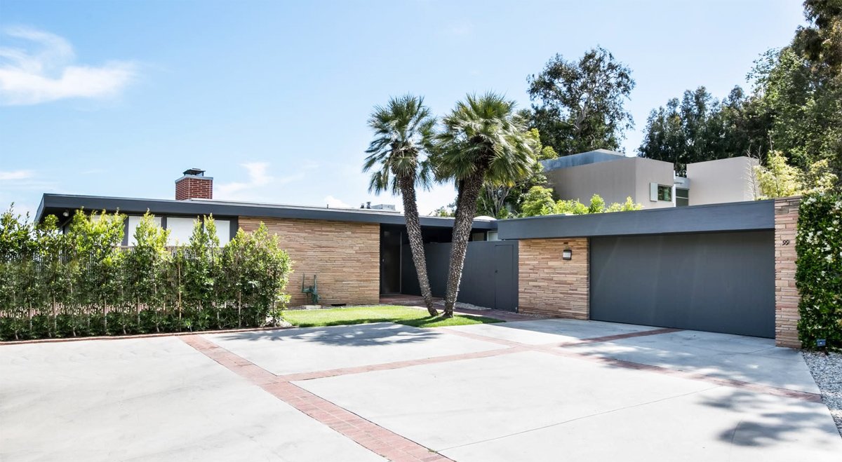 EichlerNetwork's tweet image. Rodney Walker’s historic oceanview home on ‘Case Study House row’ is up for sale. #RealEstate #Architecture #CaseStudyHouse bit.ly/2JmzJr0