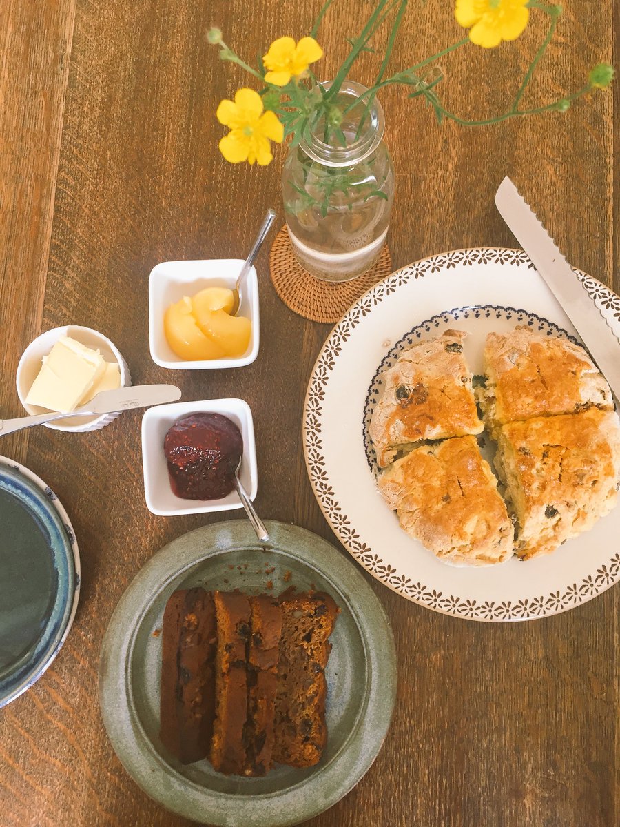 StyleLivingMama's tweet photo. Sunny days outside with prosecco and cake! Hello weekend! #fridayfeels #homemade https://t.co/xRIv7a2uM5