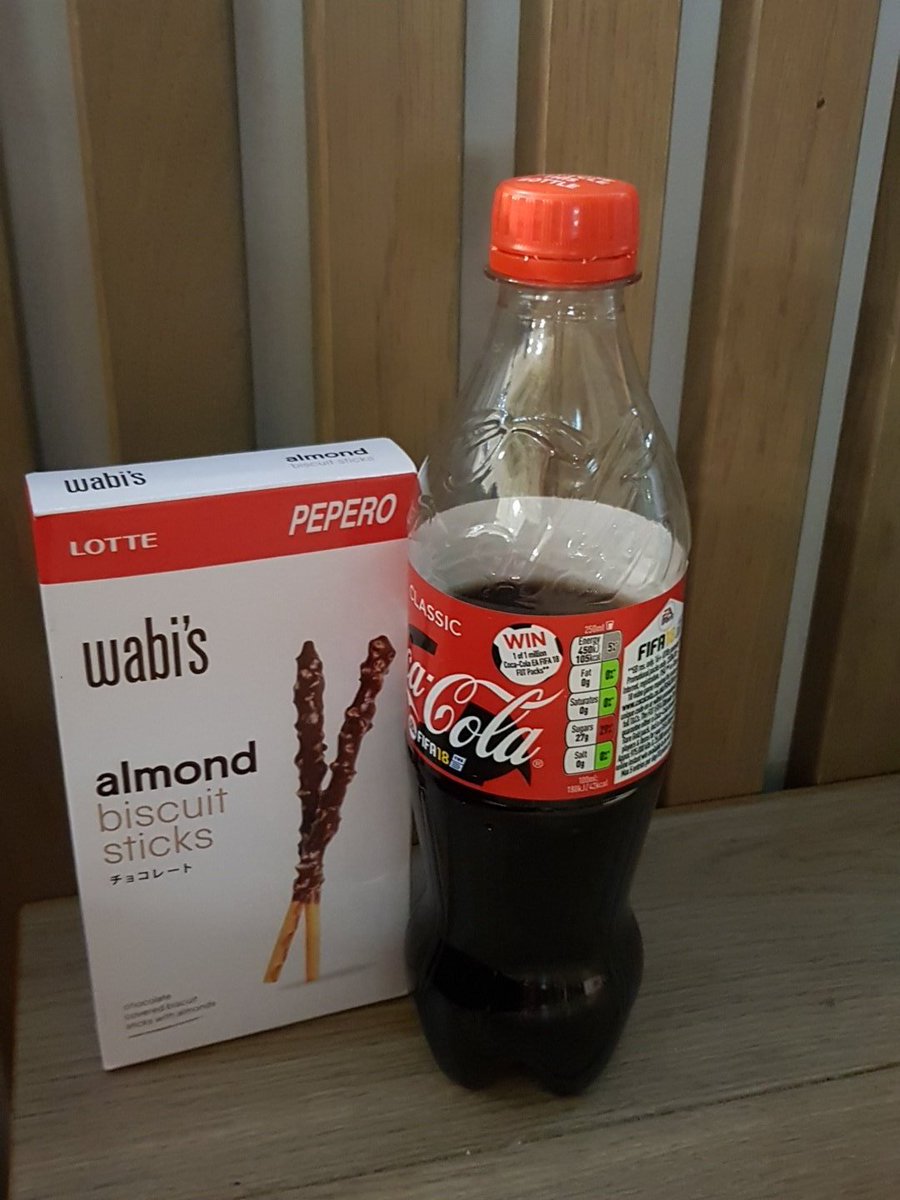 blower_daniel's tweet photo. @wizzair enjoying my £3 refreshments courtesy of @wizzair 😂😂😂😂 #luxuryrefreshments #ametures #wizzair https://t.co/v1fxHuBT4d
