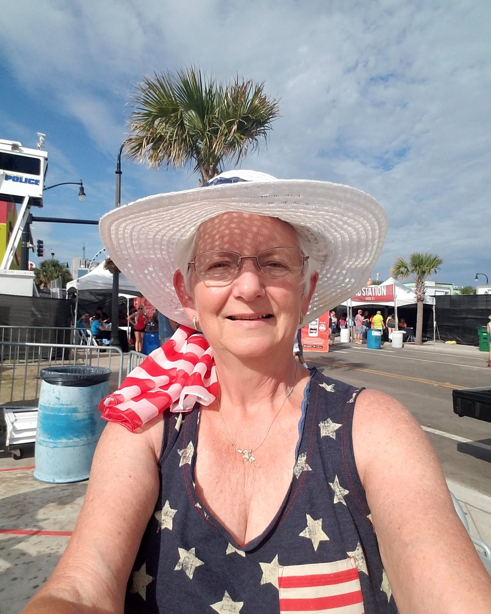 Betsyfru's tweet image. #CCMF2018 #meettobykeith #pickme