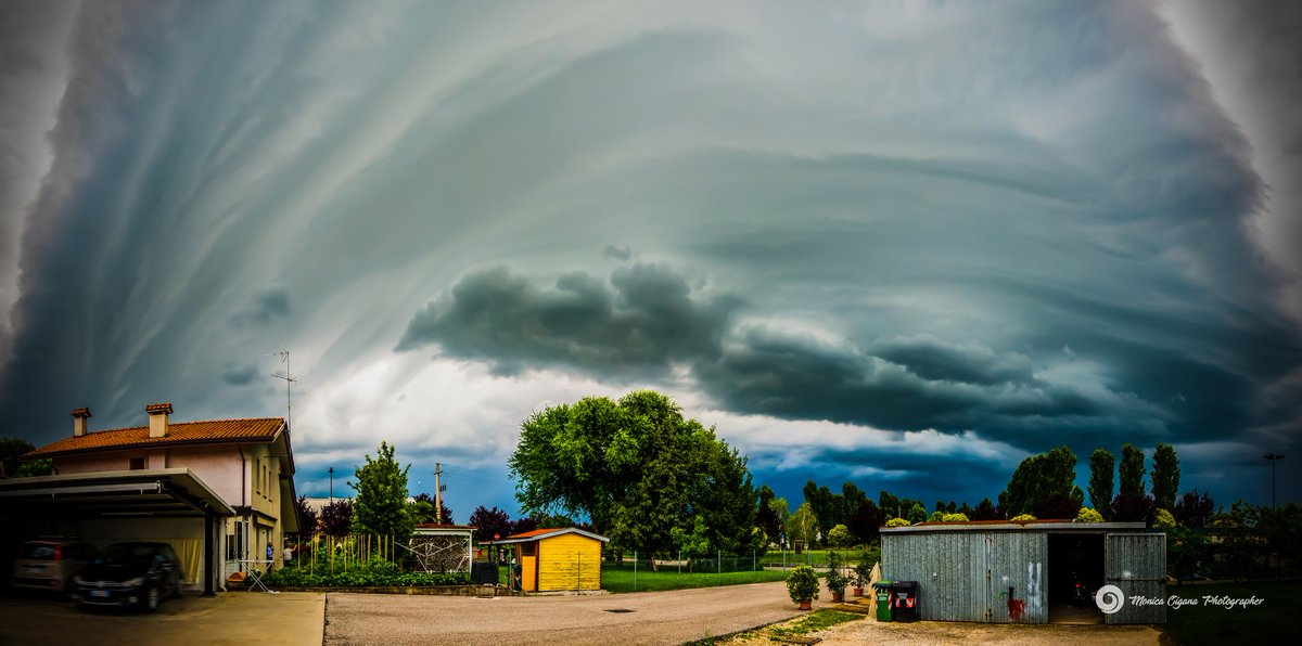 moni_web's tweet image. La vita non è aspettare che passi la tempesta, ma imparare a ballare sotto la pioggia.
(Vivian Greene)

#clouds #cloudy #downpour #gloomy #instagood #instarain #photooftheday #pouring #rain #raining #rainydays #rainyweather #splash #water