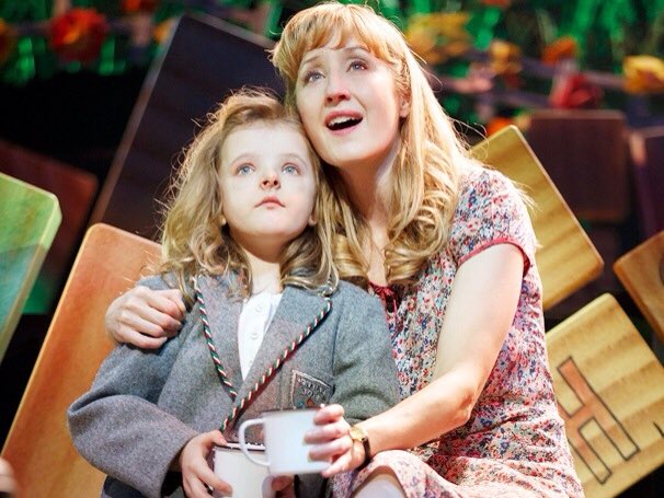 유전으로 영화 데뷔한 밀리 샤피로... 영화 보면서 남자친구랑 저렇게 늙은 듯 어린 선뜩한 연기라니 수군수군 했는데 뮤지컬도 하나봄 (마틸다)...