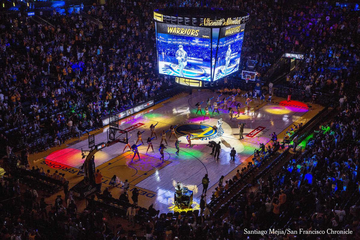 santiagomejia's tweet image. #MontellJordan performs &quot;This Is How We Do It&quot; at halftime during a Golden State #Warriors watch party at #OracleArena. #Oakland More on @sfchronicle @SFGate @SportingGreenSF