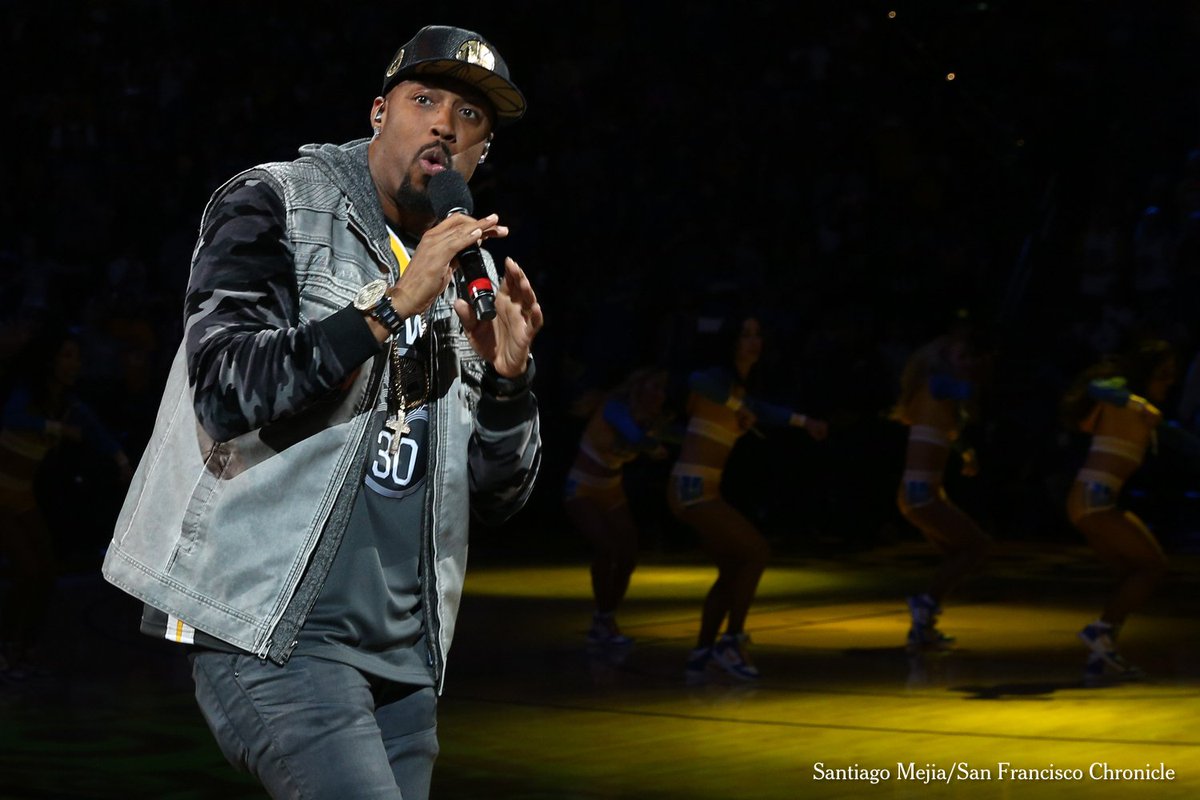 santiagomejia's tweet image. #MontellJordan performs &quot;This Is How We Do It&quot; at halftime during a Golden State #Warriors watch party at #OracleArena. #Oakland More on @sfchronicle @SFGate @SportingGreenSF