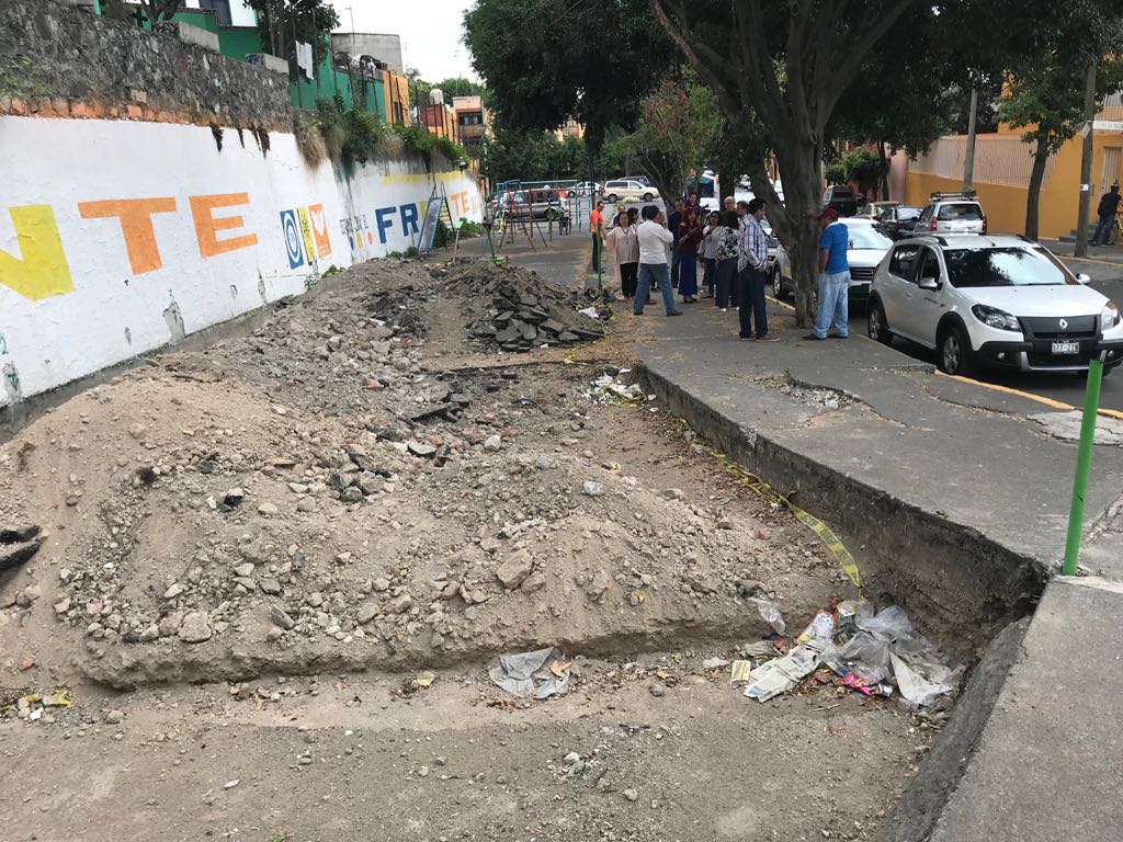 LaydaSansores's tweet photo. Aquí es donde se pretende construir 900 departamentos en la col. #Cove #ÁlvaroObregón. Tres torres, con hasta 24 pisos cada una. Sin duda, se deben revisar los permisos y el uso de suelo para garantizar la sustentabilidad de los proyectos. #LaydaPropone<3 #MorenaVA https://t.co/Z6nIApP7oh