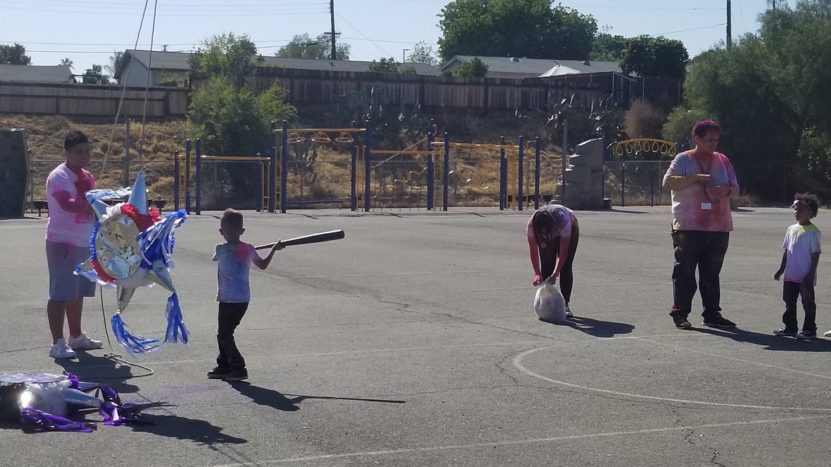 KemptonESS's tweet image. Piñatas after the Color Run! #kemptoness