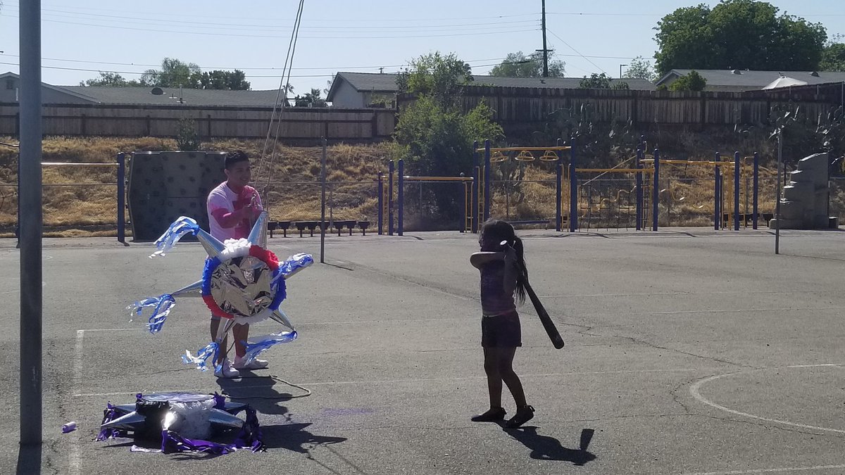 KemptonESS's tweet image. Piñatas after the Color Run! #kemptoness