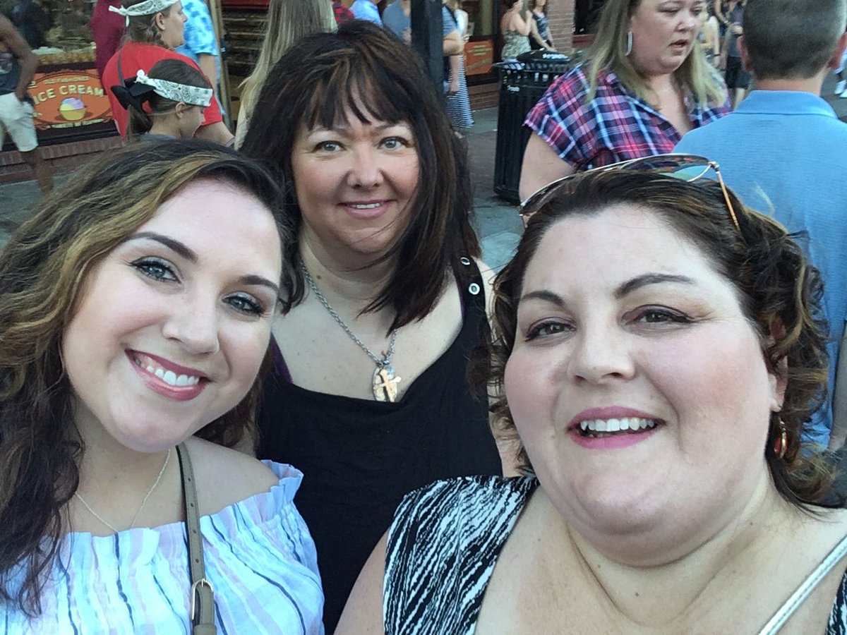 mbaxend's tweet photo. #cmaawards18 https://t.co/t6VkSeobc0
