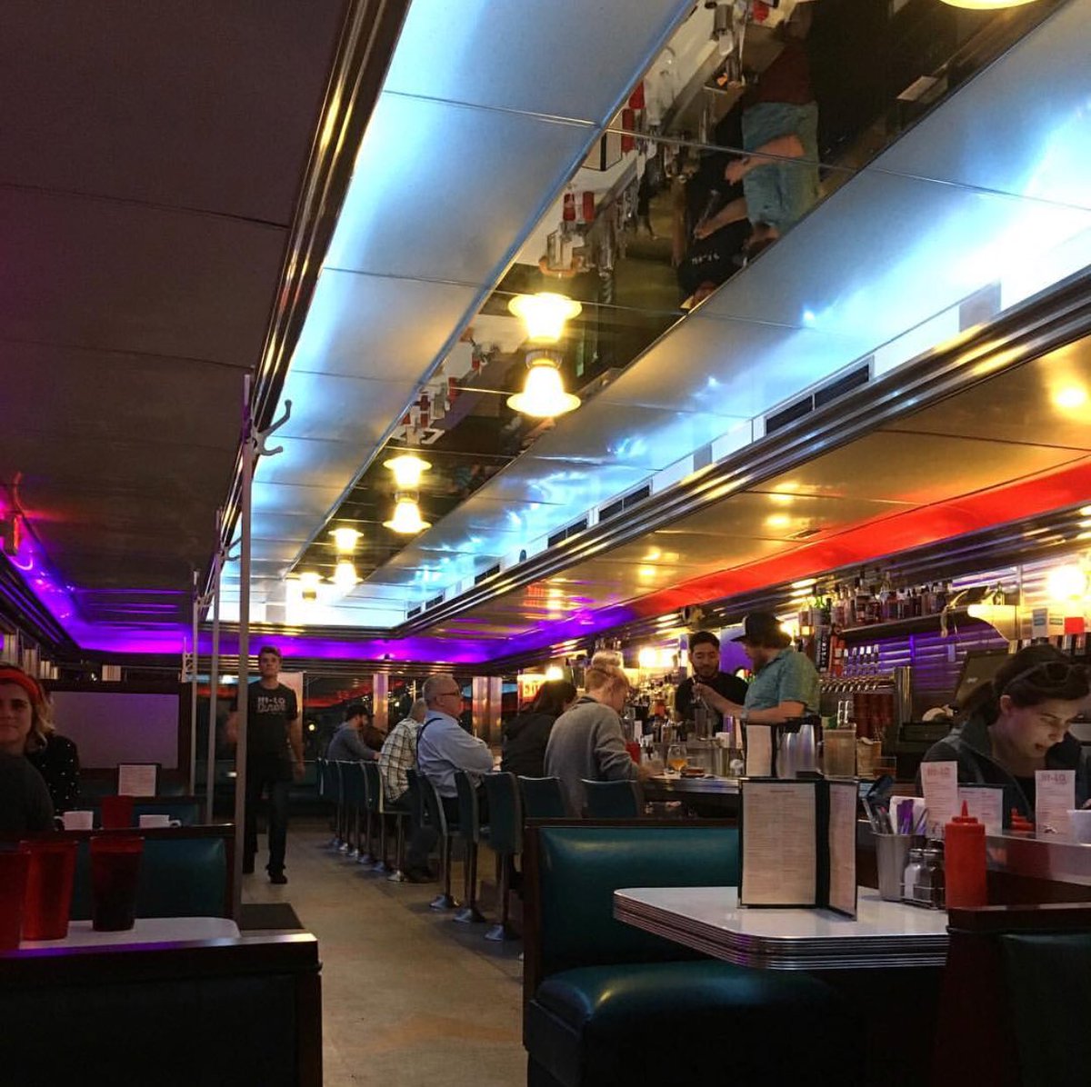 Hi_Lo_Diner's tweet photo. Nothin like diner nights. ✨ Late night happy hour 9p- close daily. #dinerdrinks 📷: @selina.scheu https://t.co/5Os0LmKPk5