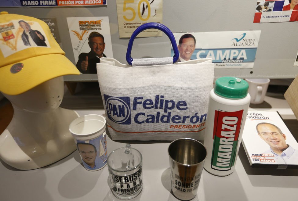 MUSEOMODO's tweet photo. Los objetos y las imágenes son mejores testigos que las palabras. En este caso los objetos de propaganda electoral que mostramos nos dicen mucho. #MODOCiudadaníayDemocracia https://t.co/e6iHlVCTfG
