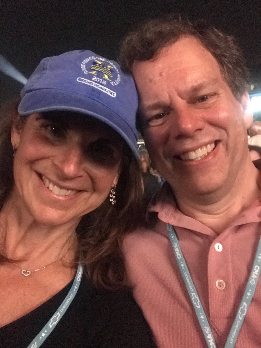 AnneSL11's tweet image. #cmaawards18 loving #CMAFest #onaredneckroll