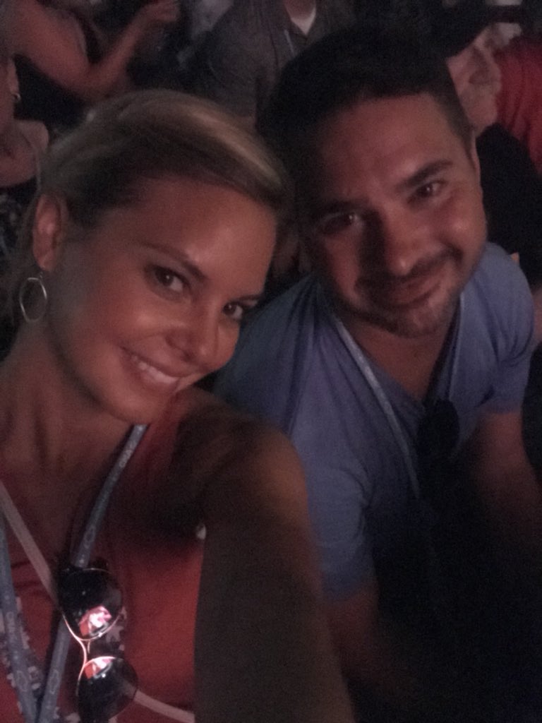 Bethanythrives's tweet photo. #cmaawards2018 https://t.co/O25bIjMmHT