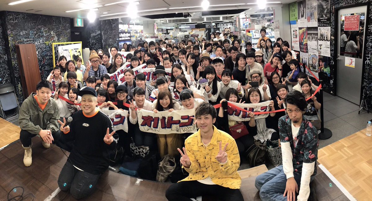 berrygoodman99's tweet photo. オバトン🐷リリイベ！！

途中からやったけど生歌聴けて最高すぎた😭

自分もオバハンなっちゃった🤭

これからもオバトン応援します👍

#Overtone
#OverTunes 
#リリイベ
#タワレコ https://t.co/C6zE5dNGe1
