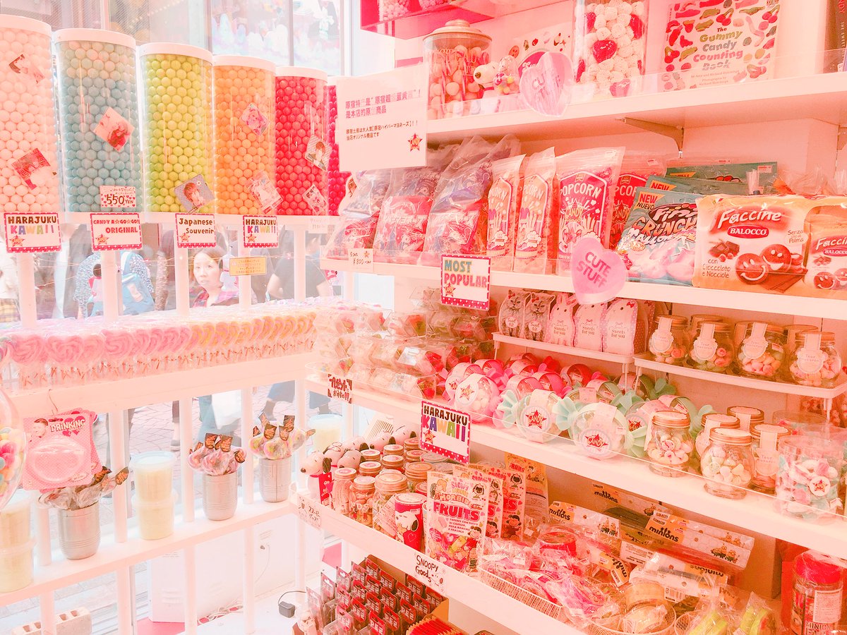 Mi こういう海外っぽい雰囲気のお店 可愛いなぁ 中もお菓子の甘い匂いがして 外国にいる気分になれる Candy