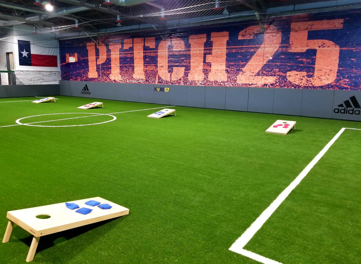 Michaelcx's tweet photo. Congratulations Mr Ching.
A good space. Smiling faces.
Drinks, games, lots of fun.
Friendly servers ready to meet
everyone's needs.
Can't wait to watch #WorldCup2018 at @Pitch25HTX.
2/2
#KeeperNotes https://t.co/bTPEepO27i
