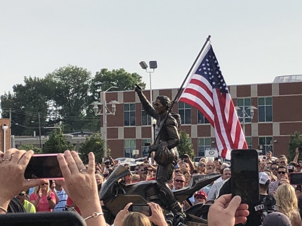 JakeBoswellNews's tweet image. After an emotional ceremony, the statue of Nicky Hayden has been unveiled in his hometown of Owensboro, Kentucky. #KentuckyKid