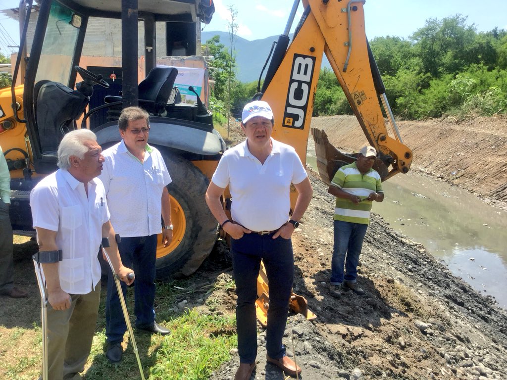 Capaseg_CS's tweet photo. El Director de #Capaseg Arturo Palma, el Presidente Mpal. de #Iguala, Herón Delgado y el Director de #Capami, Ulises Pérez, supervisaron las acciones de limpieza y desazolve que se realizan en ríos, arroyos y canales, previniendo inundaciones en la Cd. cuna de la Bandera Nacional https://t.co/FeqywstDKy