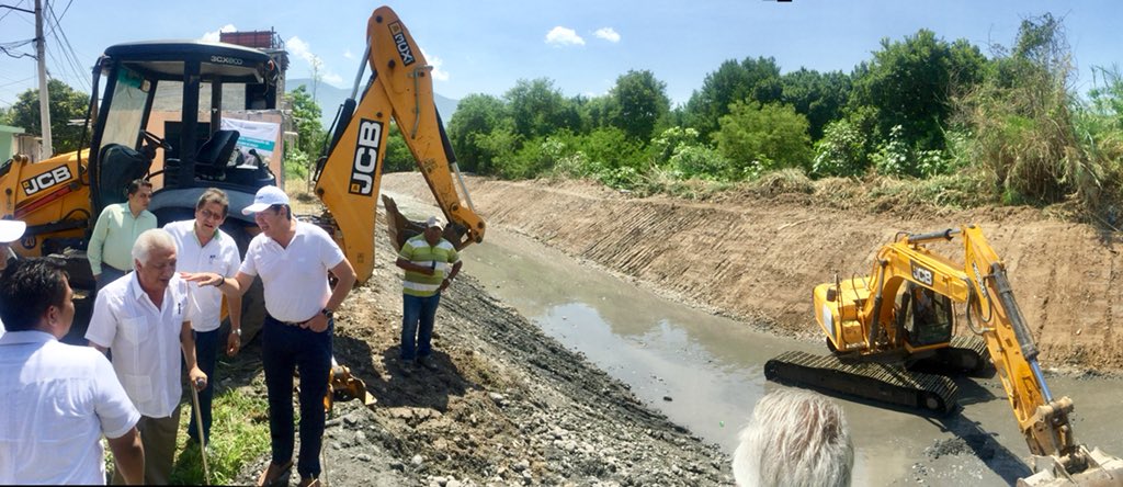 Capaseg_CS's tweet photo. El Director de #Capaseg Arturo Palma, el Presidente Mpal. de #Iguala, Herón Delgado y el Director de #Capami, Ulises Pérez, supervisaron las acciones de limpieza y desazolve que se realizan en ríos, arroyos y canales, previniendo inundaciones en la Cd. cuna de la Bandera Nacional https://t.co/FeqywstDKy