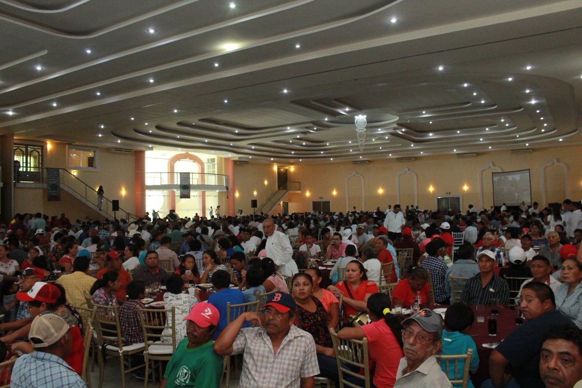 PriMeridaMx's tweet photo. Reunión Regional del Frente Único de Ganaderos Organizados de México en compañía del próximo gobernador de Yucatán Mauricio Sahuí Rivero. https://t.co/mc3LL4Sfnh