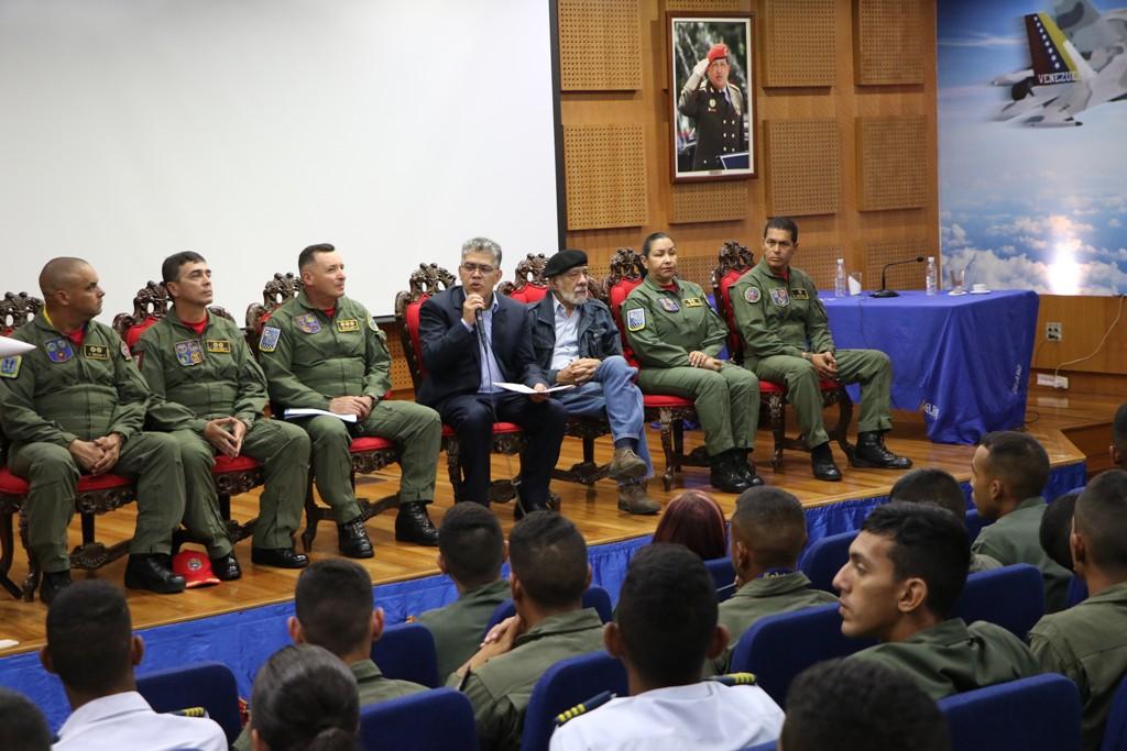 MaestraTuItera's tweet photo. El Gobierno Bolivariano del pdte. @NicolasMaduro a través del Ministro de Educación   @JauaMiranda hizo entrega de Tabletas Canaima a los estudiantes de la Academia Técnica Militar Bolivariana en el estado #Aragua  #TodosPorLaPazEconómica https://t.co/Ii9zTMgnzE