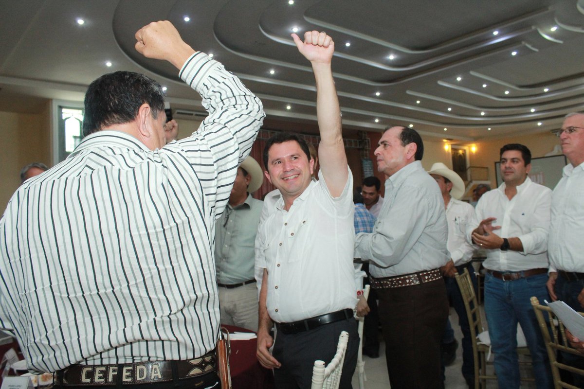 PriMeridaMx's tweet photo. Reunión Regional del Frente Único de Ganaderos Organizados de México en compañía del próximo gobernador de Yucatán Mauricio Sahuí Rivero. https://t.co/mc3LL4Sfnh