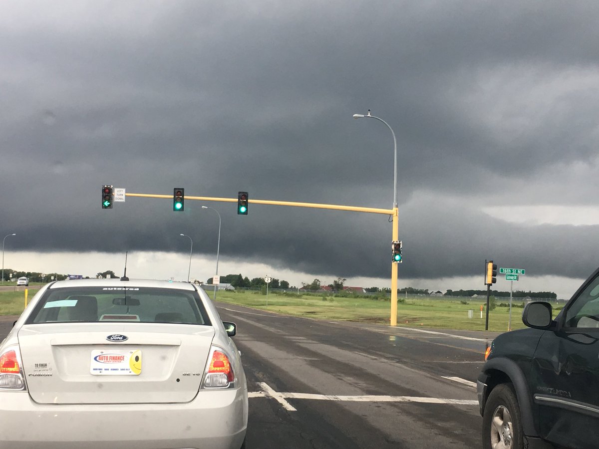 lanah2os93's tweet photo. @BobVanDillen Nasty looking clouds in Grand Forks, ND. https://t.co/H4I7TZXUbc